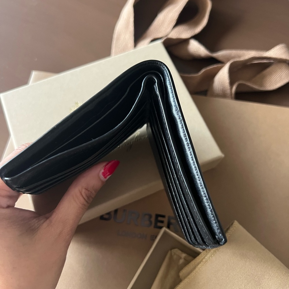 Like New! Mens Burberry Signature Check and Leather Bifold Wallet - Picture 5 of 13